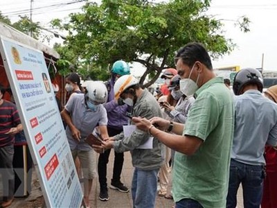 Người dân quét mã QR code tại ứng dụng PC-COVID. (Ảnh: Ngọc Sơn/TTXVN).