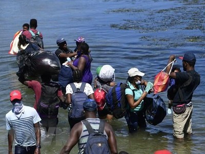 Người di cư băng qua sông ở bang Coahuila, Mexico. (Ảnh: AFP/TTXVN).