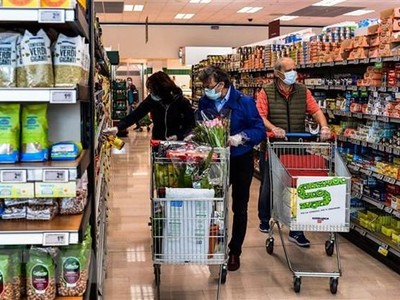 Người dân mua hàng hóa trong siêu thị tại Milan, Italy. (Ảnh: AFP/ TTXVN).