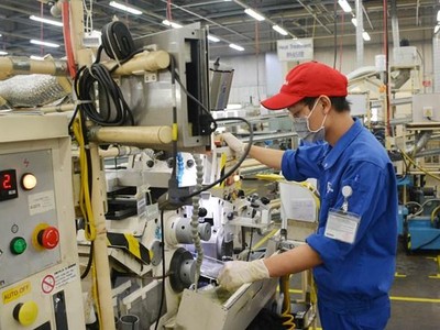 Công nhân trở lại làm việc trong ngày đầu thực hiện nới lỏng giãn cách xã hội. (Ảnh: TTXVN).