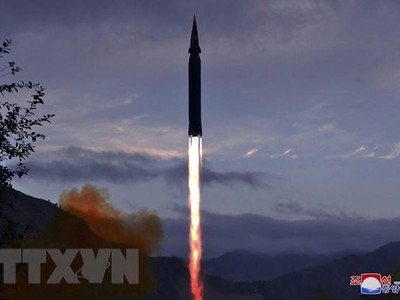 Hình ảnh vụ phóng tên lửa siêu thanh Hwasong-8 của Triều Tiên. (Ảnh: AFP/TTXVN).