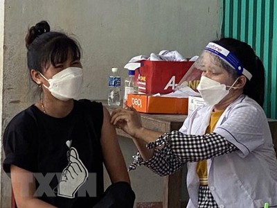 Lực lượng y tế xã Phước Nam, huyện Thuận Nam tiêm vaccine phòng COVID-19 đợt 8 cho các đối tượng ưu tiên. (Ảnh: Công Thử/TTXVN).