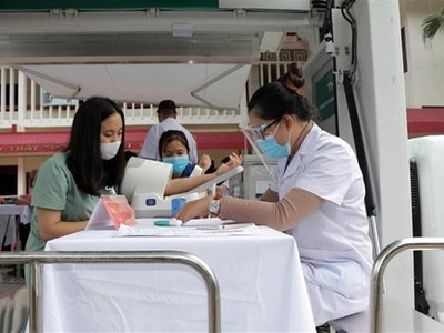 Nhân viên y tế khám sàng lọc trước khi tiêm vaccine phòng COVID-19 cho sinh viên tại Trường Cao đẳng Y tế Sơn La. (Ảnh: Hữu Quyết/TTXVN).