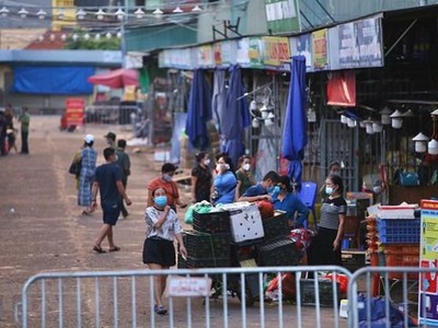 Chợ Long Biên trong thời gian phong tỏa. (Ảnh: Hoàng Hiếu/TTXVN).