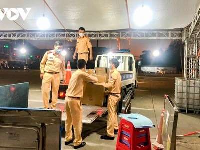 Đội CSGT số 14 (Công an TP Hà Nội) thu dọn đồ đạc tại chốt kiểm soát trên cao tốc Pháp Vân - Cầu Giẽ.