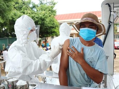 Tiêm vaccine cho người dân khu vực nguy cơ cao buôn Tơng Ju, xã Ea Kao, thành phố Buôn Ma Thuột. (Ảnh: TTXVN).