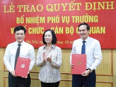 Bà Trương Thị Mai trao quyết định bổ nhiệm cho các cán bộ.
