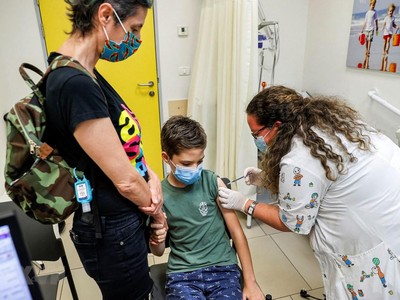 Một em nhỏ được tiêm vaccine ngừa COVID-19 của Pfizer/BioNTech tại thành phố Holon, Israel ngày 21/6/2021. (Ảnh: AFP/TTXVN).