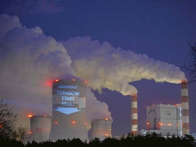 Một khẩu hiệu được các nhà hoạt động chiếu sáng lên tháp làm mát của Nhà máy điện Belchatow, nhà máy nhiệt điện than lớn nhất châu Âu, ở Ba Lan vào tháng 11/2013. (Nguồn: Reuters).