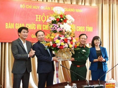 Lãnh đạo tỉnh Quảng Ninh tặng hoa chúc mừng Đại tá Khúc Thành Dư, Chỉ huy trưởng Bộ CHQS tỉnh Quảng Ninh (Ảnh: Bộ Chỉ huy Quân sự tỉnh Quảng Ninh).