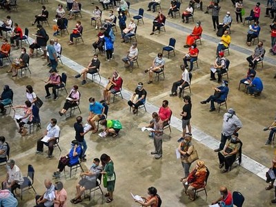 Người dân xếp hàng chờ tiêm vaccine phòng COVID-19 tại Kuala Lumpur, Malaysia. (Ảnh: AFP/TTXVN)