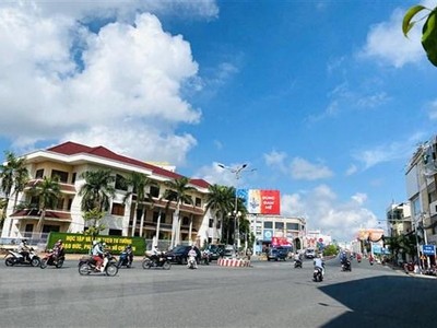 Đường Trần Hưng Đạo, thành phố Long Xuyên đông đúc phương tiện lưu thông khi tỉnh An Giang thực hiện Nghị quyết 128. (Ảnh: Thanh Sang/TTXVN).