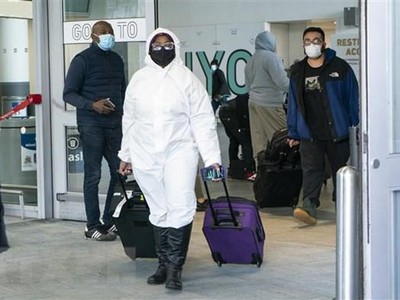 Hành khách đeo khẩu trang phòng lây nhiễm COVID-19 tại sân bay quốc tế JFK ở New York, Mỹ, ngày 22/12/2020. (Ảnh: AFP/TTXVN).
