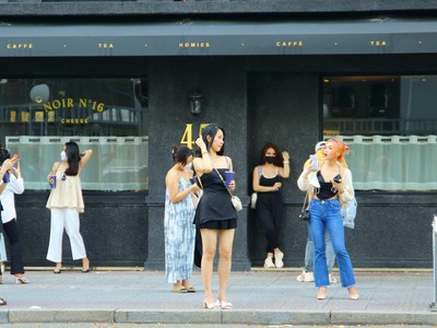 Các bạn trẻ TP.HCM dạo phố những ngày “ bình thường mới”