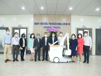 Lễ trao tặng máy chụp x quang.