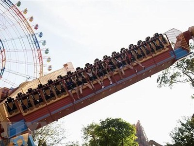 Du khách tham gia trò chơi cảm giác mạnh tại Công viên VinWonders Phú Quốc. (Ảnh: Hồng Đạt/TTXVN)