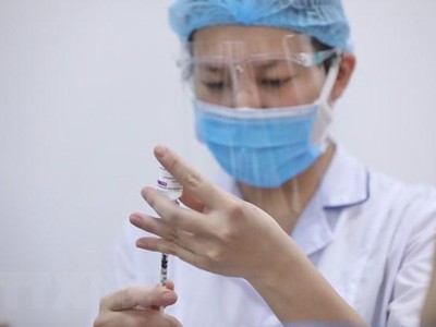 Nhân viên y tế tiêm vaccine phòng COVID-19 cho người dân quận Hai Bà Trưng, ngày 27/10/2021. (Ảnh: Minh Quyết/TTXVN).