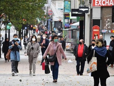 Người dân đeo khẩu trang phòng dịch COVID-19 tại London, Anh. (Ảnh: AFP/TTXVN).