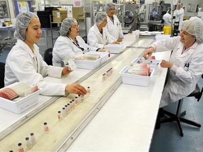 Công nhân làm việc trong dây chuyền sản xuất vaccine tại cơ sở của Tập đoàn y tế Australia CSL ở Melbourne. (Ảnh: AFP/TTXVN).