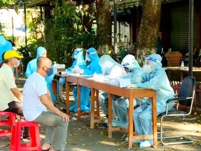 Vĩnh Long tăng cường tiêm vaccine và lấy mẫu xét nghiệm COVID-19.