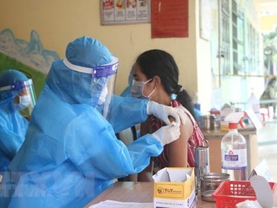 Sóc Trăng đẩy nhanh tiến độ tiêm chủng vaccine phòng COVID-19 cho người dân, đặc biệt là đối tượng có nguy cơ cao, tiến tới mục tiêu đạt miễn dịch cộng đồng. (Ảnh: Chanh Đa/TTXVN).