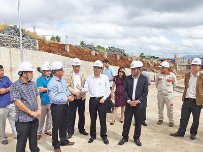 Chủ tịch UBND tỉnh Đắk Lắk, ông Phạm Ngọc Nghị làm việc với nhà đầu tư đang triển khai dự án trên địa bàn tỉnh.