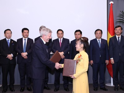 Đại diện Vietjet và Viện đại học Oxford trao đổi thỏa thuận hợp tác trước sự chứng kiến của Thủ tướng Phạm Minh Chính, lãnh đạo cấp cao Việt Nam và Vương quốc Anh.