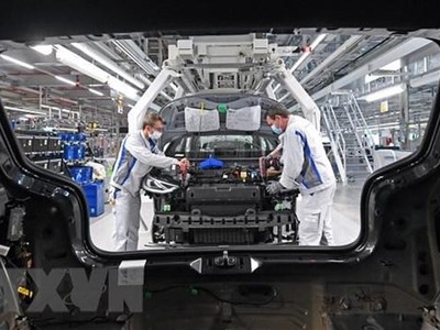 Công nhân làm việc trên dây chuyền sản xuất xe điện ID 3 tại nhà máy của Tập đoàn sản xuất xe hơi Đức Volkswagen (VW) ở Zwickau, miền Đông Đức ngày 23/4/2020. (Ảnh: AFP/TTXVN).