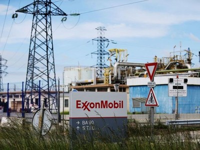 Cả ExxonMobil và Chevron đều từ chối cam kết giảm sản lượng dầu mỏ. Ảnh: AFP.