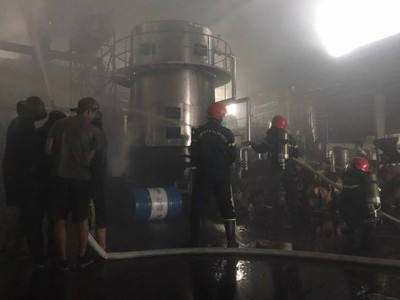 Lực lượng cảnh sát phòng cháy chữa cháy và công nhân công ty phun nước dập tắt vụ cháy.