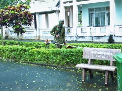 Chỉnh trang quang cảnh khu cách ly tại Trường cao đẳng Gia Lai - cơ sở 2. (ảnh: Huy Bắc - Bộ Chỉ huy Quân sự tỉnh Gia Lai).