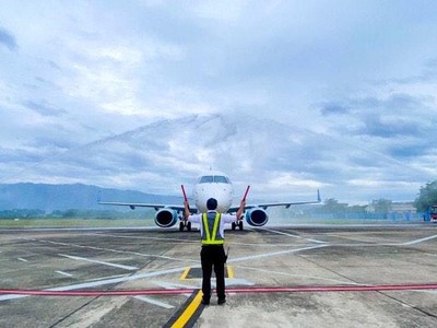 Nhân viên Đánh tín hiệu tàu bay Đài KSKL Điện Biên đang dẫn tàu bay E190 mang số hiệu QH1692 vào vị trí sân đỗ hôm 14/10.