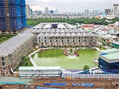 Các dự án có đất công xen cài đã được gỡ vướng. Trong ảnh: Dự án Green Star Sky Garden của Hưng Lộc Phát đang thi công trở lại.