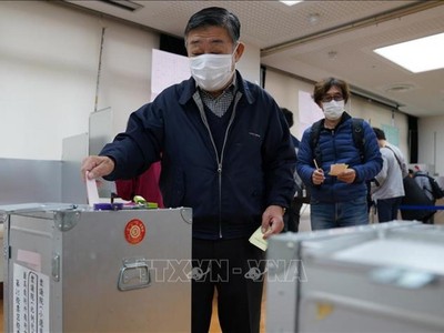 Cử tri Nhật Bản bỏ phiếu bầu Hạ viện tại điểm bầu cử ở Tokyo ngày 31/10/2021. Ảnh: THX/TTXVN.