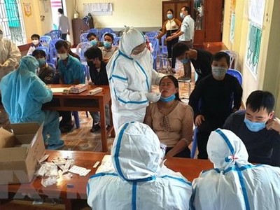 Cán bộ y tế lấy mẫu xét nghiệm người dân ở phường Ngọc Hà, thành phố Hà Giang, tỉnh Hà Giang. (Ảnh: Minh Tâm/TTXVN).