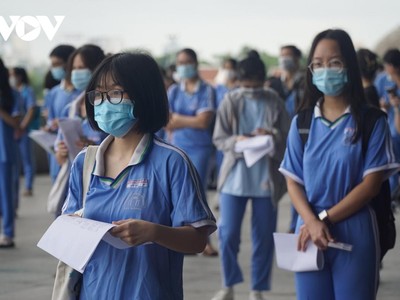 Học sinh xếp hàng từ sáng sớm để tiêm chủng.