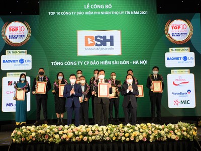 Ông Nguyễn Văn Trưởng – Phó TGĐ BSH (đứng giữa hàng đầu tiên) tham gia lễ công bố và vinh danh Top 10 thương hiệu bảo hiểm uy tín 2021,