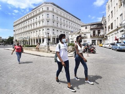 Người dân đeo khẩu trang phòng dịch COVID-19 tại La Habana, Cuba, ngày 2/10/2021. (Ảnh: THX/TTXVN).