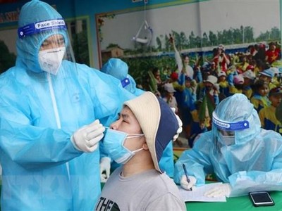 Nhân viên y tế lấy mẫu xét nghiệm sang lọc cho người dân phường Gia Cẩm, thành phố Việt Trì. (Ảnh: Trung Kiên/TTXVN).