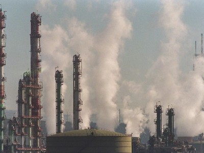 Khói bốc lên tại nhà máy hóa dầu ở Etang de Berre, Pháp. (Ảnh: AFP/TTXVN).