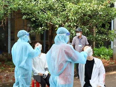 Xét nghiệm sàng lọc cho trường hợp có nguy cơ cao tại thành phố Buôn Ma Thuột. (Ảnh: Tuấn Anh/TTXVN).