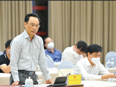 Thứ trưởng Bộ Giáo dục Hoàng Minh Sơn trả lời báo chí tại buổi họp báo. (Ảnh: Minh Đức/TTXVN).