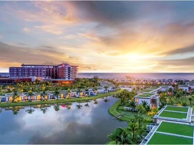 Mövenpick Resort Waverly Phú Quốc nằm bên bãi Ông Lang, được mệnh danh là nơi chiêm ngưỡng hoàng hôn đẹp nhất Việt Nam.