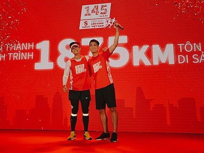 Ông Bennett Neo, Tổng giám đốc SABECO trao gậy chạy tiếp sức cho rapper Big Daddy tiếp tục hành trình “Hướng tới tương lai”.