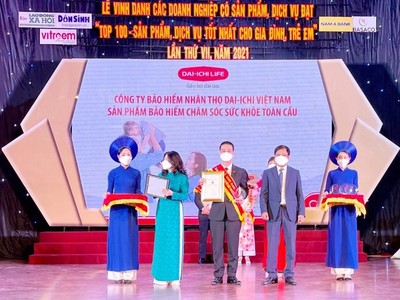 Ông Ngô Việt Phương - Phó Tổng Giám đốc kinh doanh Dai-ichi Việt Nam nhận giải thưởng "Top 100 - Sản phẩm, Dịch vụ tốt nhất cho Gia đình, Trẻ em" năm 2021.