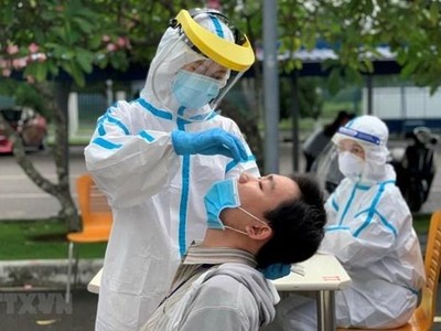 Lấy mẫu xét nghiệm COVID-19. (Nguồn: TTXVN).