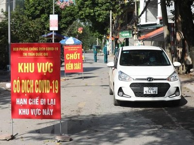 Chốt kiểm soát tại Thị trấn Quốc Oai, nơi có ổ dịch phức tạp. (Ảnh: Minh Quyết/TTXVN).