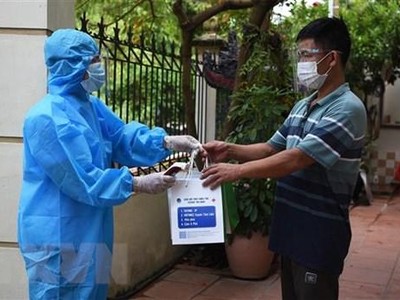 Ca F0 tại xã Cao Xá, huyện Lâm Thao, tỉnh Phú Thọ được phát thuốc điều trị tại nhà. (Ảnh: Diệp Trương/TTXVN)