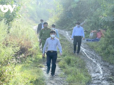 Lãnh đạo huyện Phù Yên cùng một số sở, ngành về chỉ đạo công tác phòng, chống dịch ở bản Bãi Lươn, xã Mường Do.