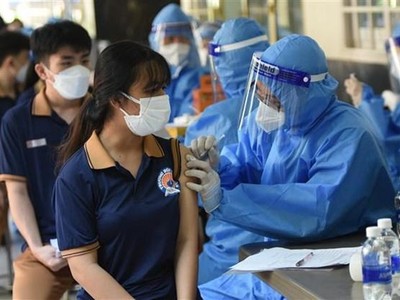 Học sinh trường Bùi Thị Xuân ở thành phố Biên Hòa (Đồng Nai) được tiêm vaccine phòng COVID-19. (Ảnh: Công Phong/TTXVN).